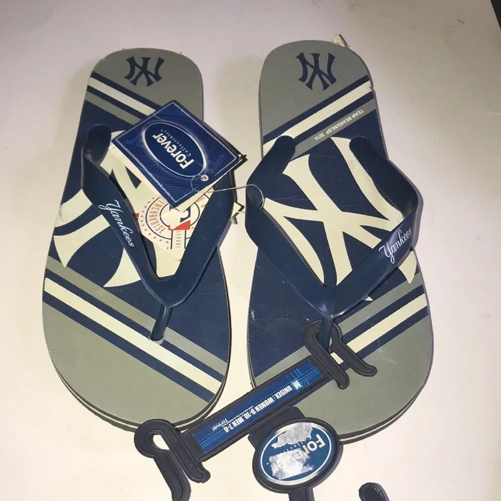 NWT Unisex MLB Yankees Flip Flops